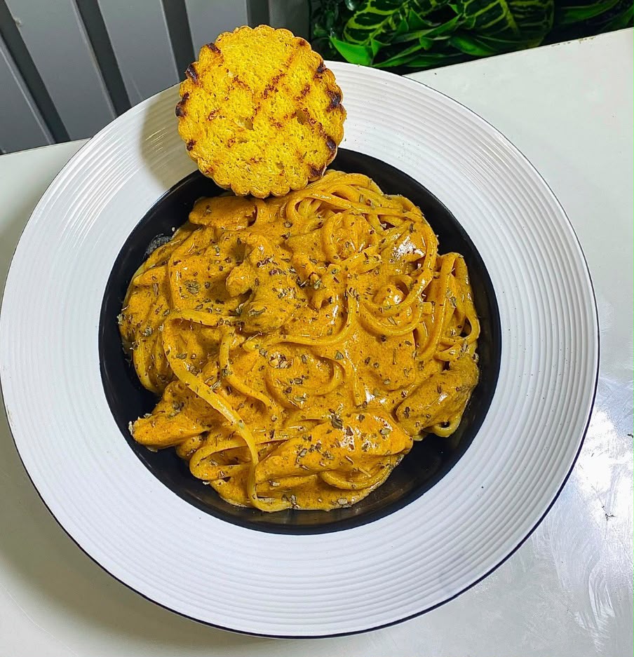 Mixed grilled chicken & minced beef pasta